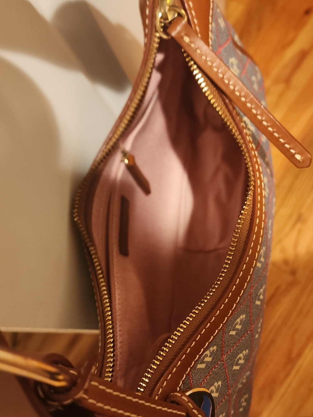 👜 Dooney & Bourke Monogram Shoulder Bag – Very Good Condition - Picture 7 of 7